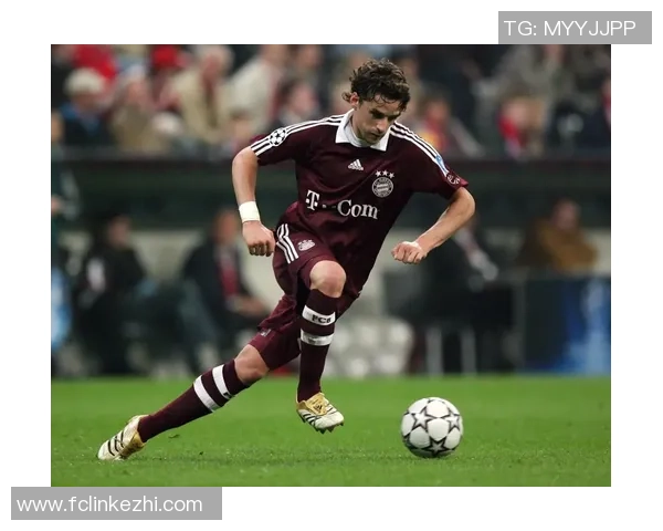 足球明星在巅峰时刻遭遇挫折与失落的背后故事与心路历程